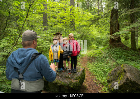 Usa, Oregon, Santiam River, braun Cannon, Jungen posieren für ein Foto in der willamete National Forest, bevor Sie Angeln Stockfoto