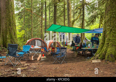 Usa, Oregon, Santiam River, braun Cannon, Jungen essen Frühstück in einen Campingplatz in der Nähe des Santiam River im willamete National Forest Stockfoto