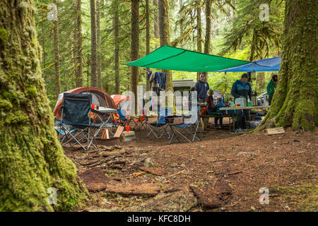 Usa, Oregon, Santiam River, braun Cannon, Jungen essen Frühstück in einen Campingplatz in der Nähe des Santiam River im willamete National Forest Stockfoto