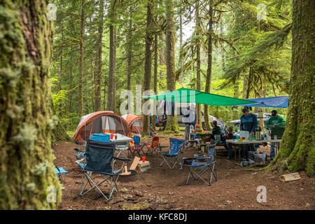 Usa, Oregon, Santiam River, braun Cannon, Jungen essen Frühstück in einen Campingplatz in der Nähe des Santiam River im willamete National Forest Stockfoto