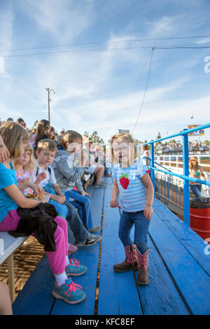 Usa, Oregon, Schwestern, Schwestern Rodeo, Kinder beobachten das Geschehen bei den Schwestern Rodeo Stockfoto