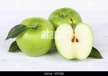 Äpfel Apfel Stück Obst Früchte grün auf Holzbrett Essen Stockfoto