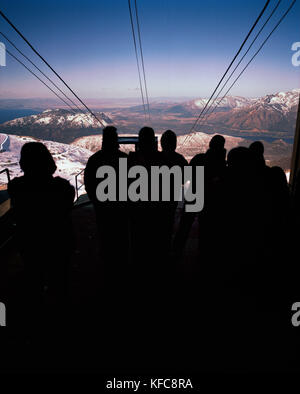 Argentinien, Bariloche, Cerro Kathedrale, Silhouette von Menschen reisen mit dem Skilift Stockfoto