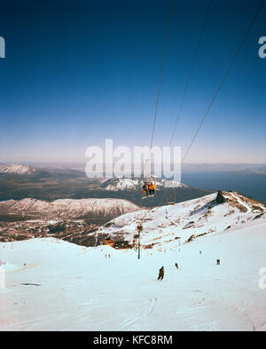 Argentinien, Bariloche, Cerro Kathedrale, Passagiere, die mit dem Skilift Stockfoto