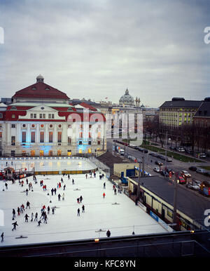 Österreich, Wien, Erhöhte Ansicht der Eisläufer außerhalb Konzert Haus in der Nacht. Der Blick aus dem Fenster der ein Zimmer im Intercontinental Hote Stockfoto