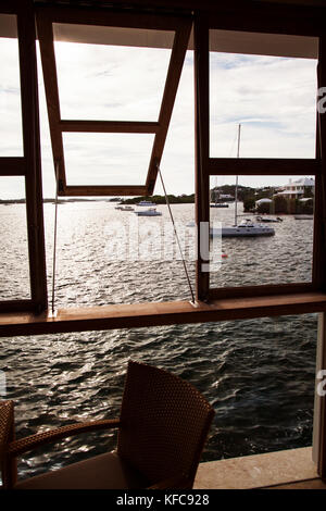 BERMUDA, Hamilton. Blick auf den Hafen von Hamilton von der 1609 Bar und das Restaurant des Hamilton Princess & Beach Club. Stockfoto