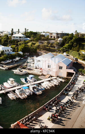 BERMUDA. Hamilton. Blick auf den Hamilton Häuser und Bootsdock aus dem Hamilton Princess & Beach Club Hotel. Stockfoto