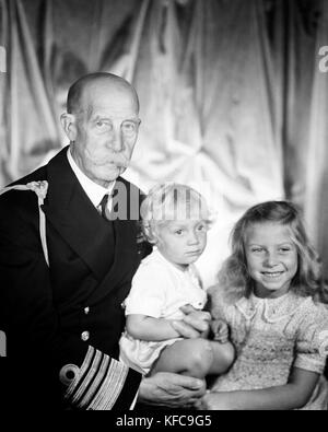 Prinz Georg von Griechenland und Dänemark (1869-1957) mit seinem Enkel: Prinzessin Radziwill Tatiana und Prince George Andre 1955 Taponier Foto Taponier Photo12.com - Coll. Stockfoto