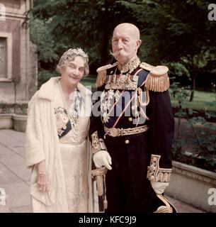 Prinz Georg von Griechenland und Dänemark (1869-1957) und seine Frau Prinzessin Marie Bonapart (1882-1962) bei Gericht Kleid heiratete 1902 1953 Taponier Foto Taponier Photo12.com - Coll. Stockfoto