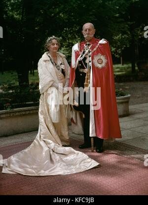 Prinz Georg von Griechenland und Dänemark (1869-1957) und seine Frau Prinzessin Marie Bonapart (1882-1962) bei Gericht Kleid 1953 Taponier Foto Taponier Photo12.com - Coll. Stockfoto