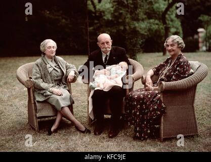 Prinz Georg von Griechenland et Dänemarks (1869-1957) und seine Frau Prinzessin Marie Bonapart (1882-1962) mit Prinzessin Marguerite von Borbon-Parm und der junge Prinz Karl Alexander von Tour und Taxis 1953 Taponier Photo12.com - Coll. Stockfoto