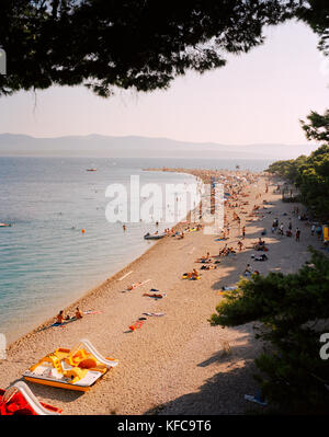 Kroatien, Bol, Brac, Dalmatinische Küste, Insel, hohen Betrachtungswinkel von Menschen entspannen in Strand Zlatni Rat. Stockfoto