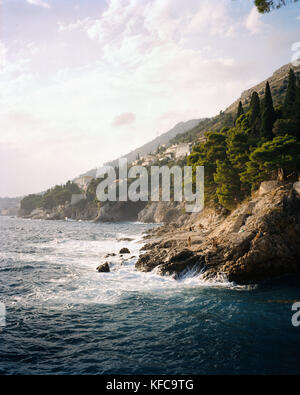 Kroatien, Dubrovnik, Dalmatinische Küste, Wellen schneidig auf rocky mountain Stockfoto