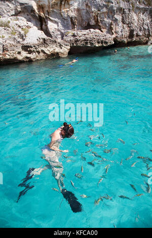 EXUMA, Bahamas. Schnorcheln und erkunden und in den Thunderball Grotte. Stockfoto