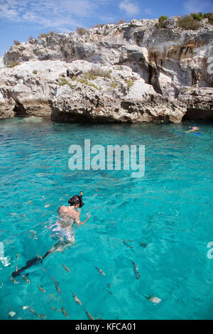 EXUMA, Bahamas. Schnorcheln und erkunden und in den Thunderball Grotte. Stockfoto