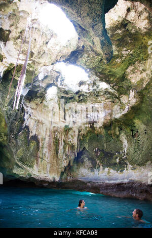 EXUMA, Bahamas. Schnorcheln und erkunden und in den Thunderball Grotte. Stockfoto