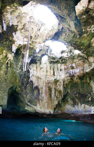 EXUMA, Bahamas. Schnorcheln und erkunden und in den Thunderball Grotte. Stockfoto