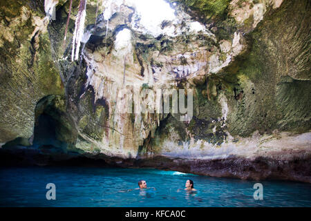 EXUMA, Bahamas. Schnorcheln und erkunden und in den Thunderball Grotte. Stockfoto