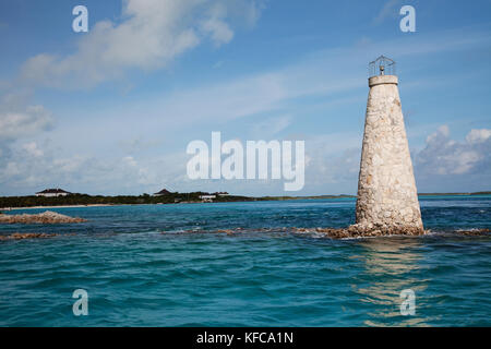 EXUMA, Bahamas. Einen kleinen Stein Leuchtturm durch die 'Aquarium', Exuma Land und Meer Park, in einer geschützten Bucht, beherbergt eine unglaubliche Vielfalt von marinen li Stockfoto