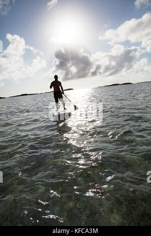 EXUMA, Bahamas. Grant Stand Up Paddling am Fowl Cay Resort. Stockfoto