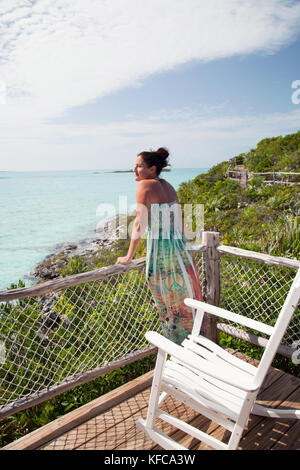 EXUMA, Bahamas. Nicole auf einem Balkon einer der Villen an der Fowl Cay Resort. Stockfoto