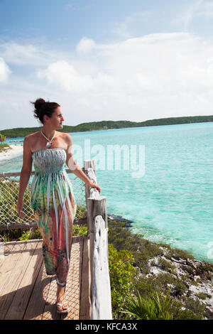 EXUMA, Bahamas. Nicole auf einem Balkon einer der Villen an der Fowl Cay Resort. Stockfoto