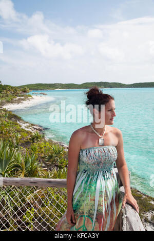 EXUMA, Bahamas. Nicole auf einem Balkon einer der Villen an der Fowl Cay Resort. Stockfoto