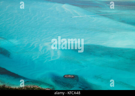 EXUMA, Bahamas. Ein Blick aus dem Flugzeug auf die Gewässer rund um die Exuma Islands. Stockfoto