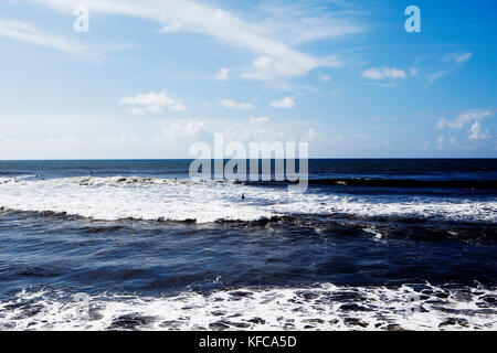 Französisch Polynesien, Tahiti. Lokale Surfer an papenoo Strand. Stockfoto