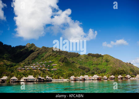 Französisch Polynesien, die Insel Moorea. Blick auf den Intercontinental Moorea Resort und Spa durch das Wasser. Das Legends Resort Bungalows können in der moun gesehen werden. Stockfoto