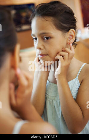 Französisch Polynesien, Tahiti. Fiona erhalten ihre Ohren in Papeete, Tahiti durchbohrt. Stockfoto