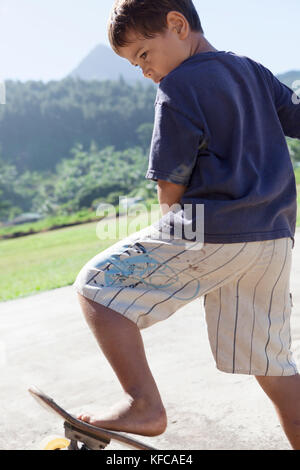 Französisch Polynesien Moorea. Die einheimischen Kinder Skateboard und Fahrrad fahren. Stockfoto