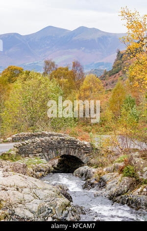 Herbst im Ashness Brücke eine traditionelle Brücke aus Stein im Borrowdale, Lake District National Park, England, Großbritannien Stockfoto