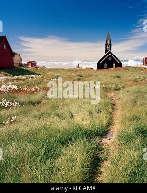 Grönland, Ilulissat, Disko Bay, Äußere der Kirche mit Feld Stockfoto