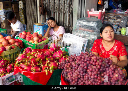 Myanmar. Yangon. Bogyoke Market Aung San, noch immer bekannt durch Scott Market. Frauen verkaufen Gemüse und Obst Stockfoto
