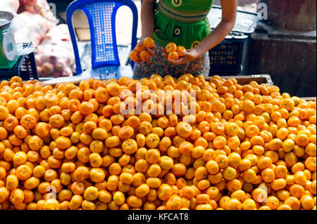 Myanmar (ehemals Burma). Yangon (Rangun). Bogyoke Market Aung San, noch immer unter dem kolonialen Namen Scott Market bekannt. Früchte Verkäufer Mandarinen Stockfoto