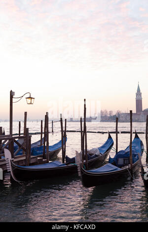 Italien, Venedig. Ein Blick auf die Gondel in das Dock an der Piazza San Marco. Die Insel San Giorgio Maggiore können in der Ferne zu sehen ist, die von den Beherrschten Stockfoto