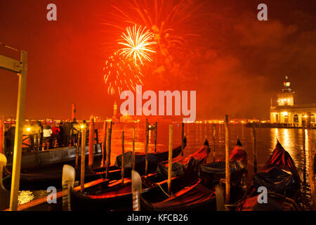 Italien, Venedig. Silvester Feuerwerk über den Canale Grande und die Insel San Giorgio Maggiore in der Ferne. Stockfoto