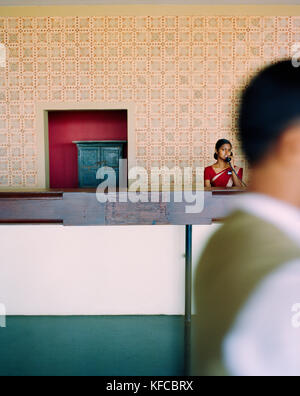 SRI LANKA, Asien, Dambulla, Rezeptionistin am Telefon sprechen am Kandalama Hotel Stockfoto
