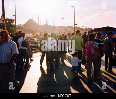 Türkei, Istanbul, große Gruppe von Menschen zu Fuß auf der Straße mit Yeni Camii Moschee im Hintergrund Stockfoto