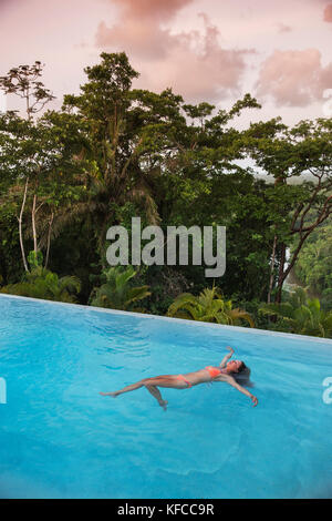 Belize, Punta Gorda, Toledo, Belcampo Belize Lodge und Jungle Farm, ein Gast genießen Sie alle Annehmlichkeiten der Ridge Suite, die atemberaubende Aussicht bietet Stockfoto