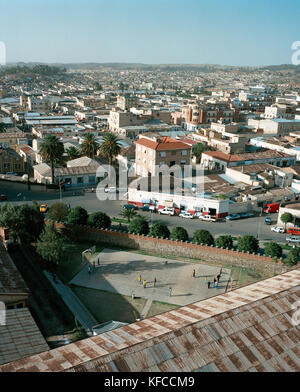 Eritrea, Asmara, Erhöhte Ansicht von Asmara aus dem lateinischen Kathedrale auf Befreiung Avenue Stockfoto