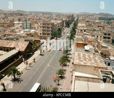 Eritrea, Asmara, Erhöhte Ansicht von Asmara aus dem lateinischen Kathedrale auf Befreiung Avenue Stockfoto