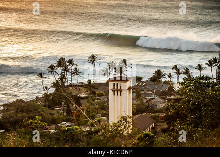 Hawaii, Oahu, North Shore, Eddie Aikau, 2016, grosse Dünung von oben Waimea Bucht bei Sonnenuntergang zu sehen Stockfoto
