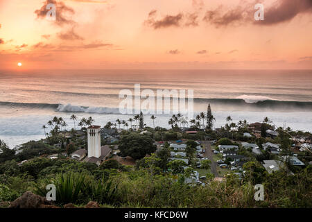HAWAII, Oahu, North Shore, Eddie Aikau, 2016, Große Wellen bei Sonnenuntergang von der Waimea Bay aus gesehen Stockfoto