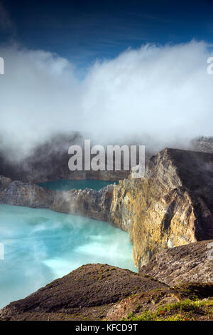 Indonesien, Flores, der höchste Aussichtspunkt im Nationalpark und Vulkan Kelimutu mit Blick auf tiwu ata Polo und tiwu nuwa Muri koo Fai vulkanischen Seen Stockfoto