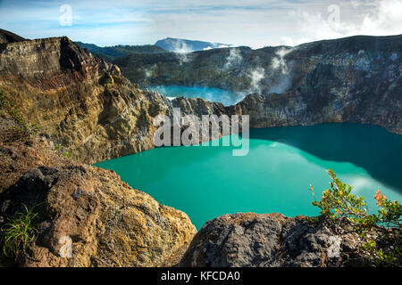 Indonesien, Flores, der höchste Aussichtspunkt im Nationalpark und Vulkan Kelimutu mit Blick auf tiwu nuwa Muri koo fai und tiwu ata Polo vulkanischen Seen Stockfoto