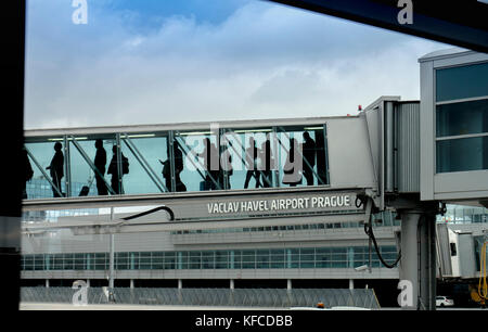 Boarding am Flughafen Vaclav Havel - Prag, Tschechien Stockfoto