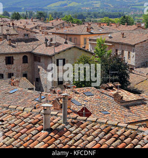 Panoramablick auf die Stadt Gubbio - Italien Stockfoto