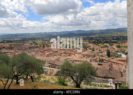 Panoramablick auf die Stadt Gubbio - Italien Stockfoto